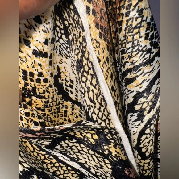 NWOT LAHIVE Stylish Snake Print Women's capri pants with synch on the side SZ XS - Picture 3 of 5